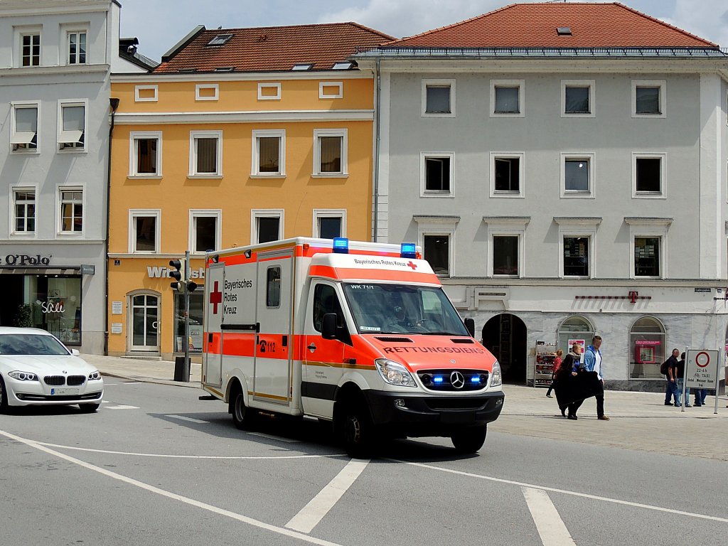 MB-Sprinter, Rettungsdienst des Bayerischen-Roten-Kreuzes braust mit Blaulicht u. Folgetonhorn Richtung Klinikum Passau; 130629