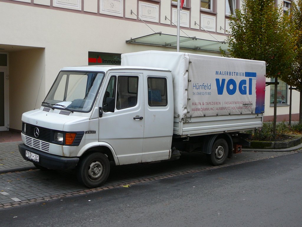MB T1 als Doppelkabiner mit Ladepritsche und Planenaufbau der Firma Vogt steht am 05.11.2009 in 36088 Hnfeld