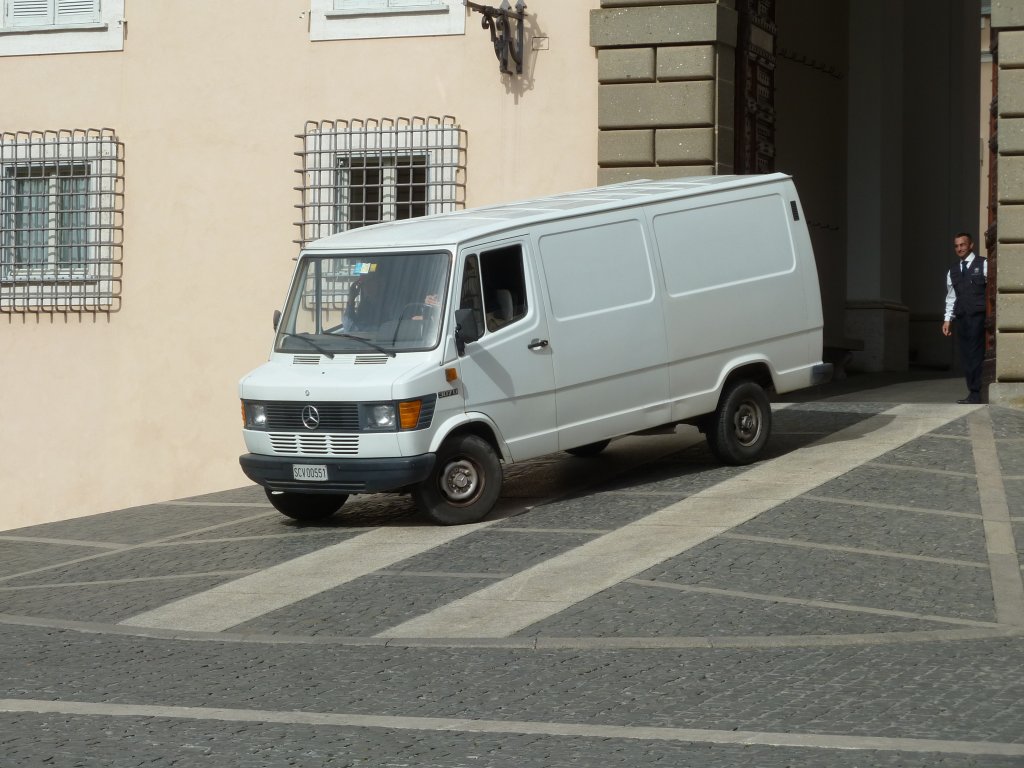 MB T1 als Kastenwagen verlsst den Sommersitz des Papstes in Castell Gandolfo/Italien, Oktober 2010