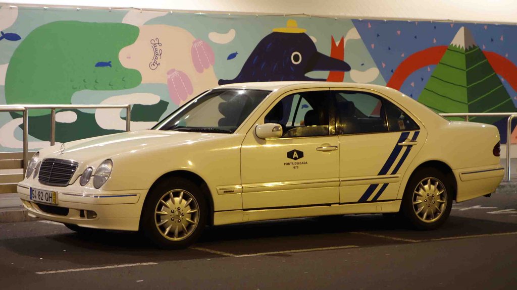 MB-Taxi steht am Flughafen von Sao Miguel/Azoren im Juli 2013