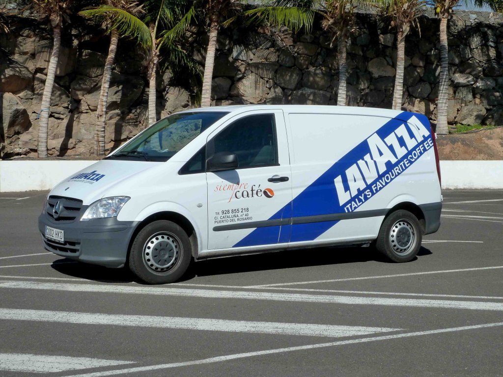 MB Viano als Werbetr�ger f�r die Firma LAVAZZA, gesehen im Januar 2013 auf Lanzarote