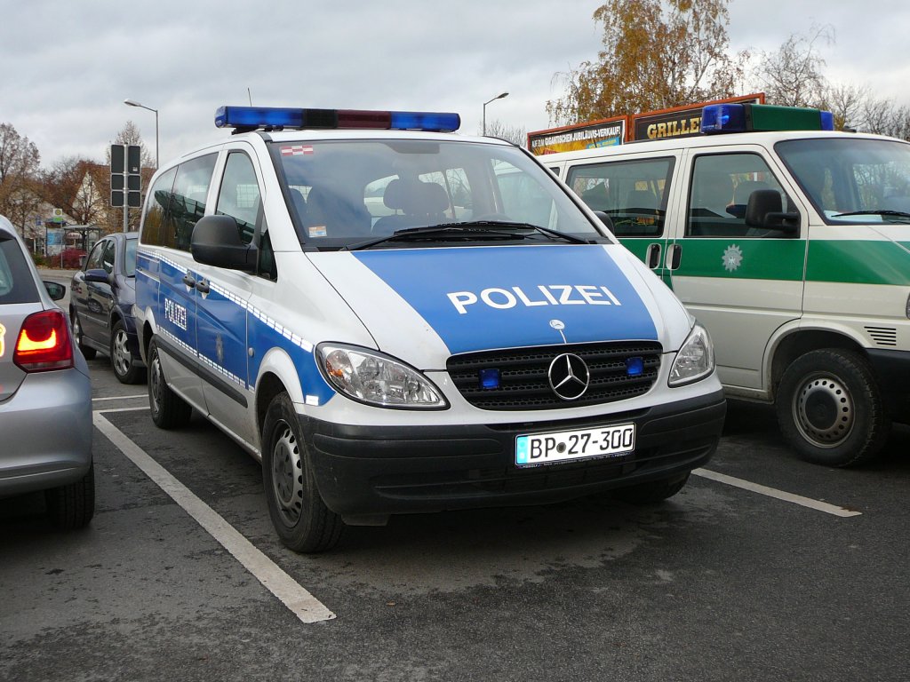 MB Vito der Bundespolizei steht am Bahnhof in Saalfeld, 11.11.2009