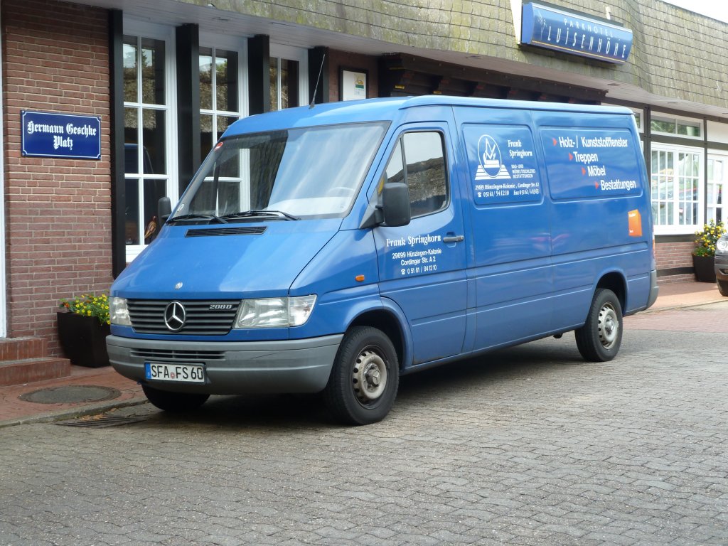 MB Vito der Firma  SPRINGHORN  steht am Weltvogelpark in Walsrode, August 2012