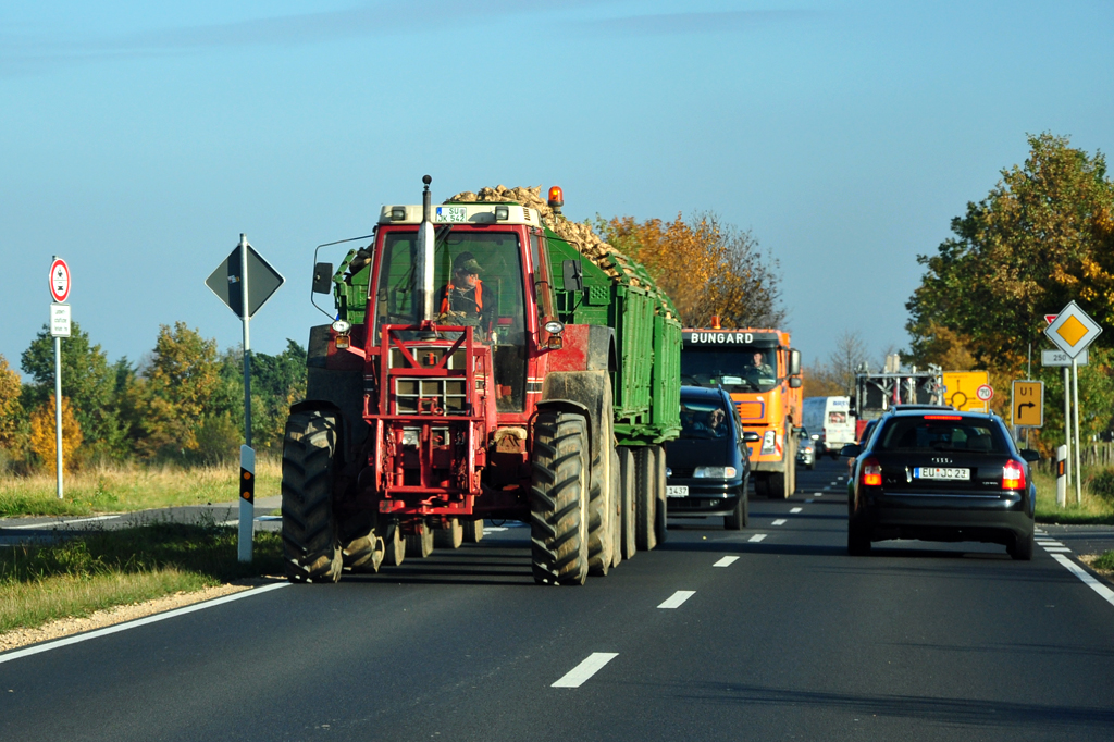 McCormick Traktor mit Zuckerrbenanhnger bei Euskirchen - 31.10.2011