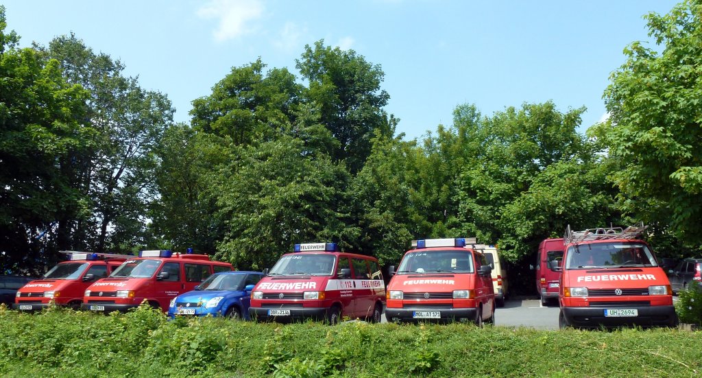 Mehrere Mannschaftswagen von verschiedenen Freiwilligen Feuerwehren in Zeulenroda zum Deutschlandcup im Feuerwehrsport. Foto 06.07.13