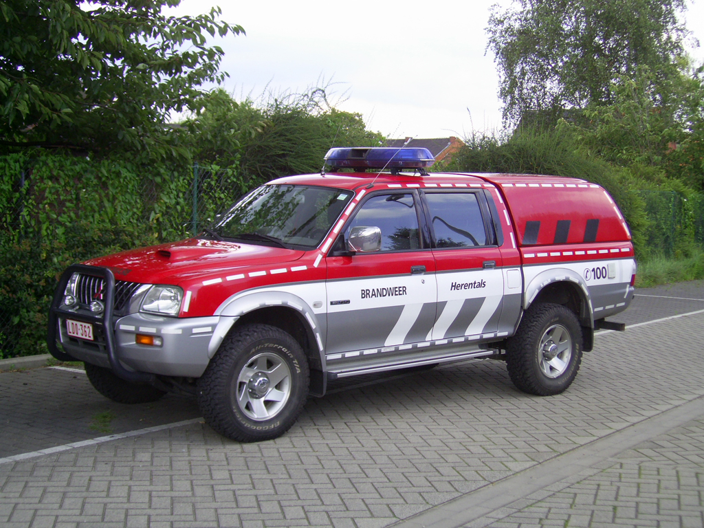 Mehrzweckfahrzeug Mitsubishi L200 4x4 der Feuerwehr Herentals, Aufnahme am 07/07/2007