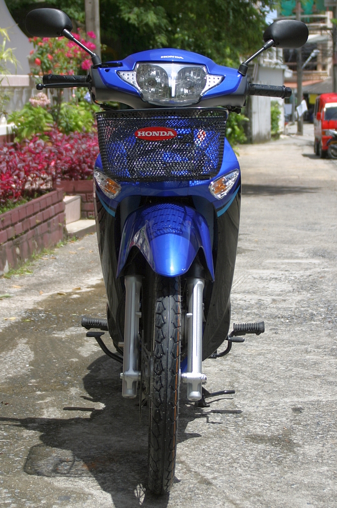 Meine 125ccm, 1Zyl.-4Takt Honda WAVE S (in Europa unter dem Namen INNOVA bekannt) am 30.Mai 2009 in Patong.