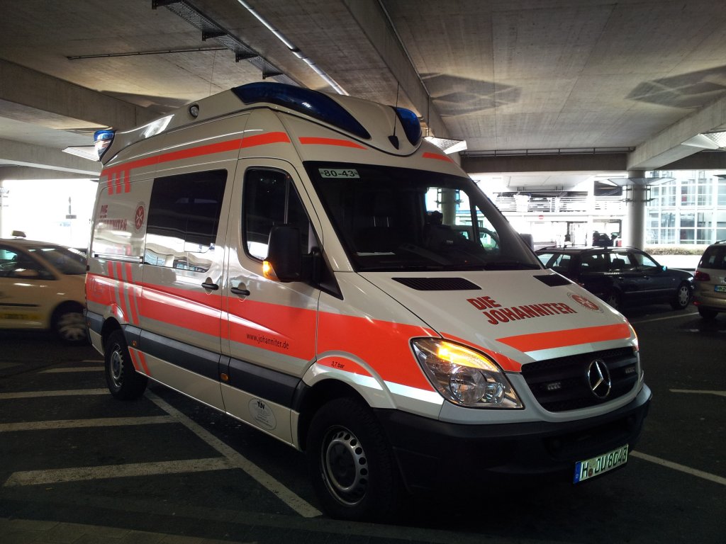 Mercdes Sprinter als RTW, am Flughafen,Hannover, am 09.03.2012.