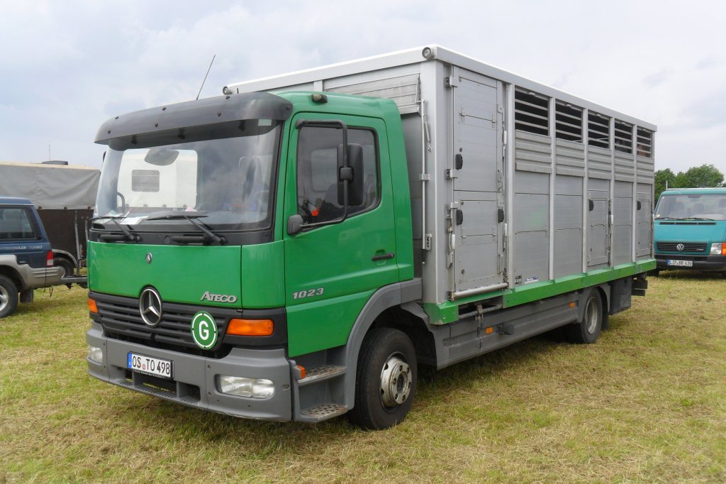 Mercedes 1023 Atego als Tiertransporter. Aufgenommen am 24.06.2012 beim Tag der Landwirtschaft im Freilichtmuseum Detmold