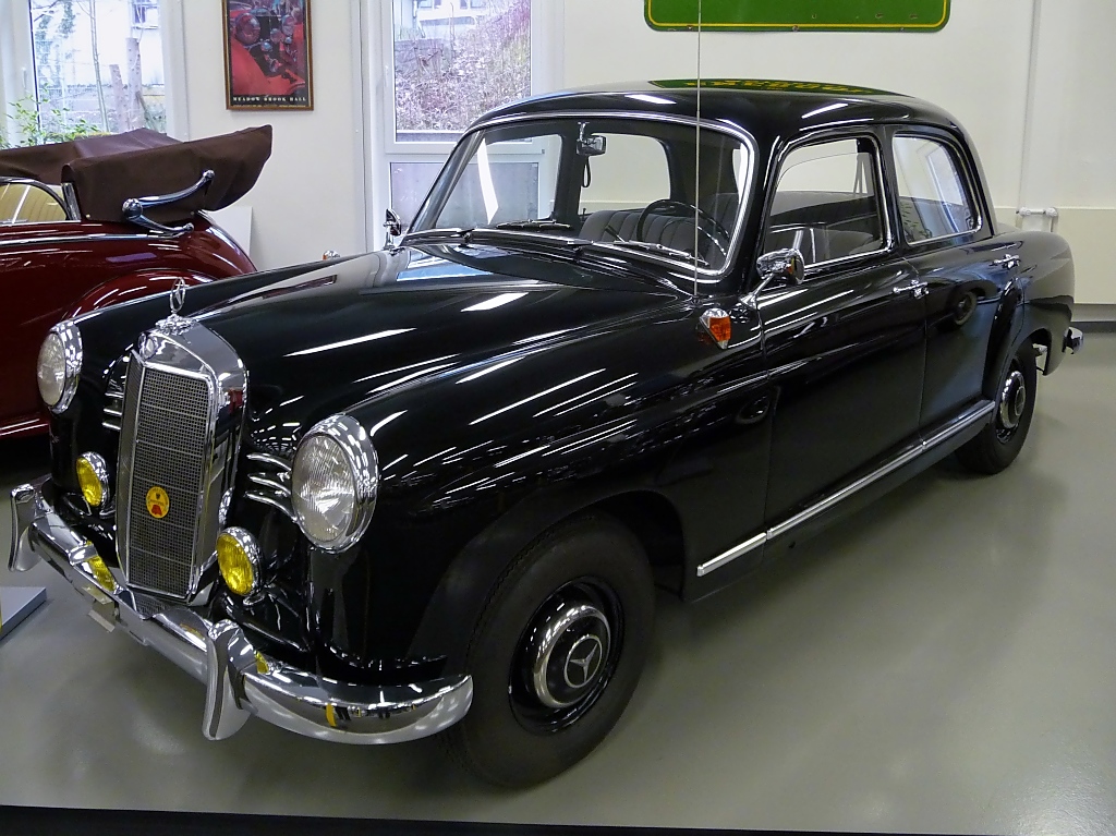 Mercedes 180 (W120), Autosammlung Steim in Schramberg, 6.3.11 
Baujahr 1955
4 Zylinder, 52 PS aus 1800 ccm. 
140 km/h schnell und 1400 kg schwer. 
