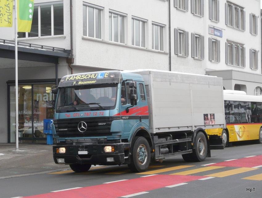 Mercedes 1827 als Fahrschule unterwegs in Herisau am 16.01.2010