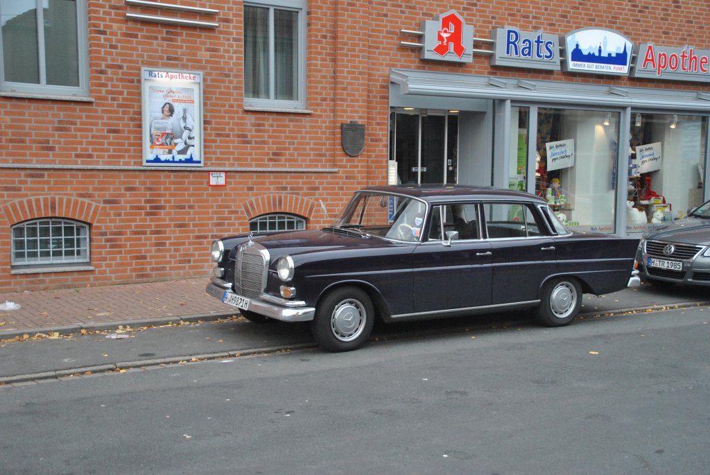 Mercedes 200 in Lehrte, am 30.10.10.