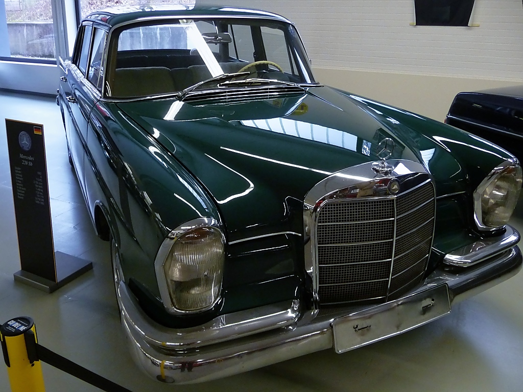 Mercedes 220 Sb (W111), Autosammlung Steim in Schramberg, 6.3.11 
Baujahr 1963 
6 Zylinder, 110 PS aus 2195 ccm. 
165 km/h schnell und 1440 kg schwer. 