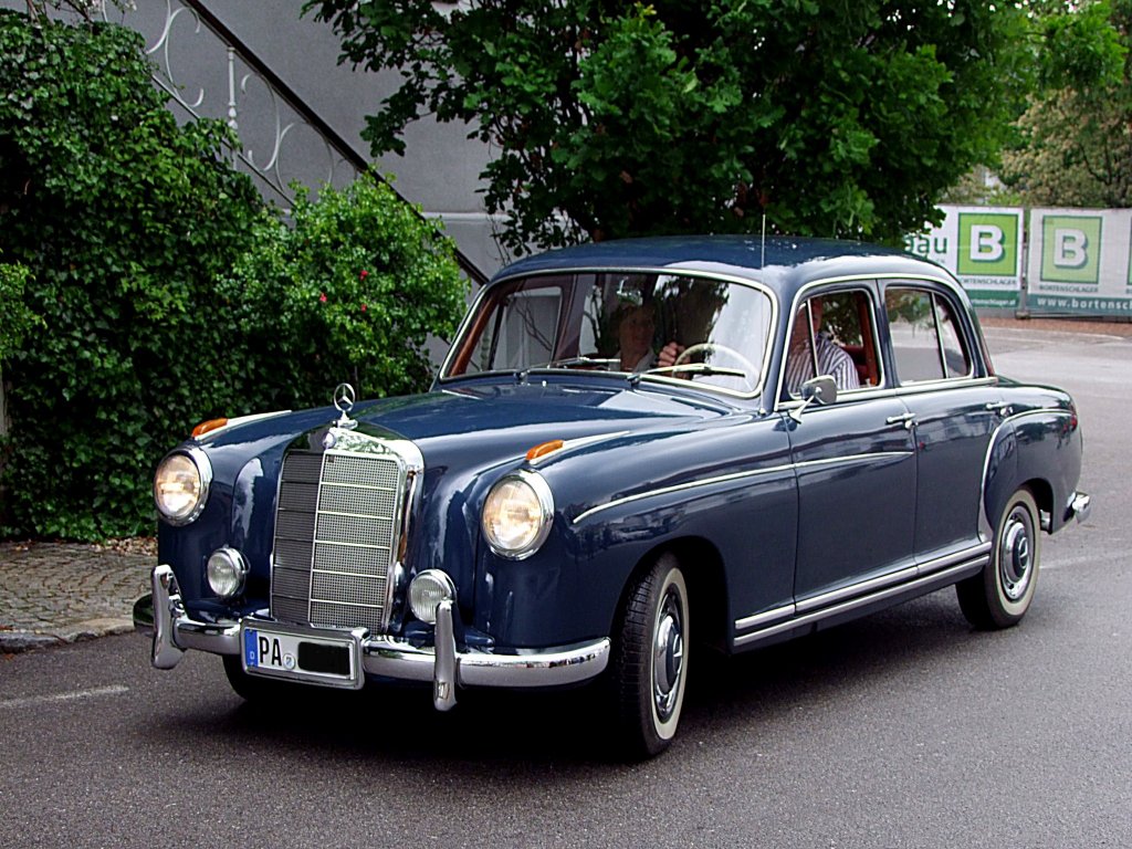 Mercedes 220S Limousine(W 180 II), Baujahr1958 aus dem Landkreis Passau erscheint bei einem Oldtimertreffen in sterreich;110515