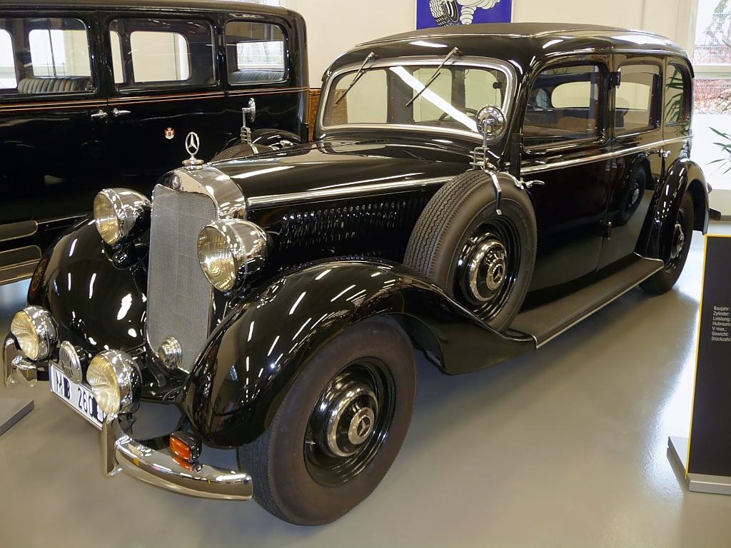 Mercedes 260 D (W138), Autosammlung Steim in Schramberg, 6.3.11 
Baujahr 1937, erster Serien-Diesel-PKW der Welt.
4 Zylinder, 45 PS aus 2545 ccm. 
90 km/h schnell und 1530 kg schwer. 