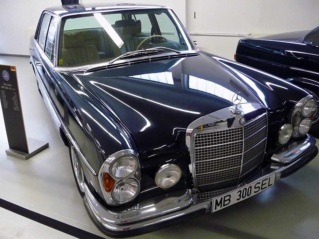 Mercedes 300 SEL 6.3 (W109), Autosammlung Steim in Schramberg, 6.3.11 
Baujahr 1971 
V8 Zylinder, 250 PS aus 6300 ccm. 
221 km/h schnell und 1830 kg schwer. 