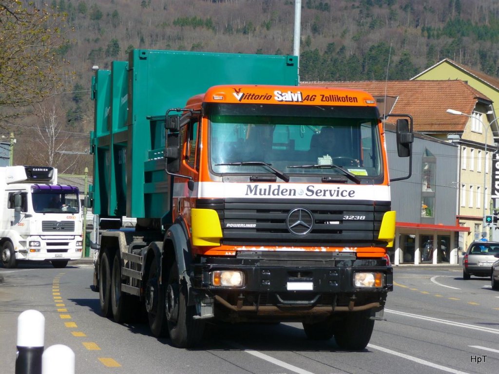 Mercedes 3238 Containertransporter unterwegs in Nidau am 06.04.2010