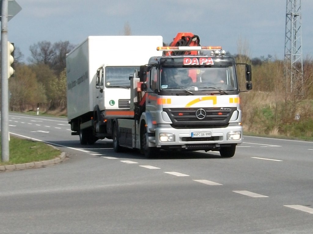 Mercedes-Abschlepper schleppte am 27.April 2010 einen MAN-LKW ab als Dieser eine Kreuzung bei Bergen/Rgen berquerte.