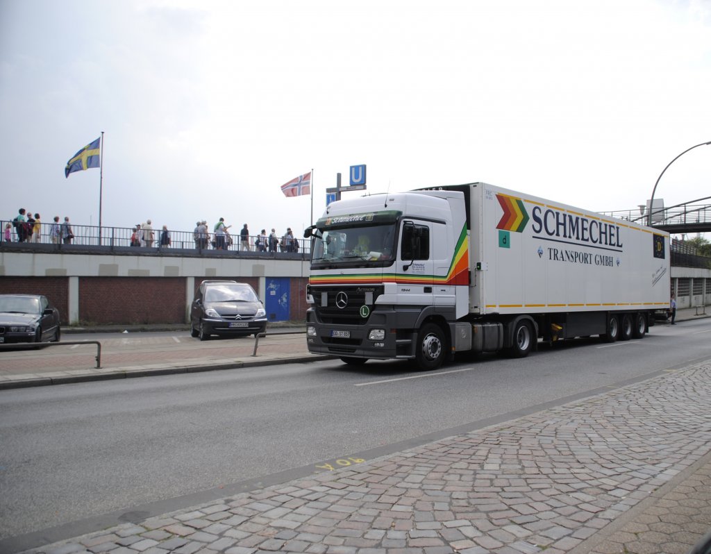 Mercedes Actros 1844 im Hamburg/Landsbrcken, am 01.08.2010