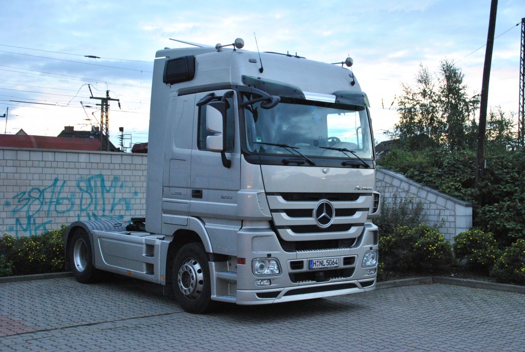 Mercedes Actros 1844 Zugmaschine in Lehrte auf einen Parkplatz beim Pennymarkt, am 16.08.10.