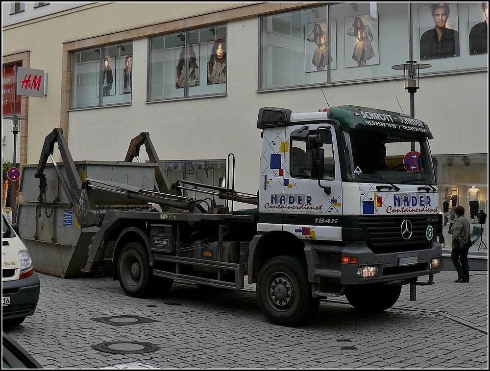 Mercedes Actros 1846 am 16.09.2010 aufgenommen beim Absetzen eines Containers in den Strassen von Passau.
