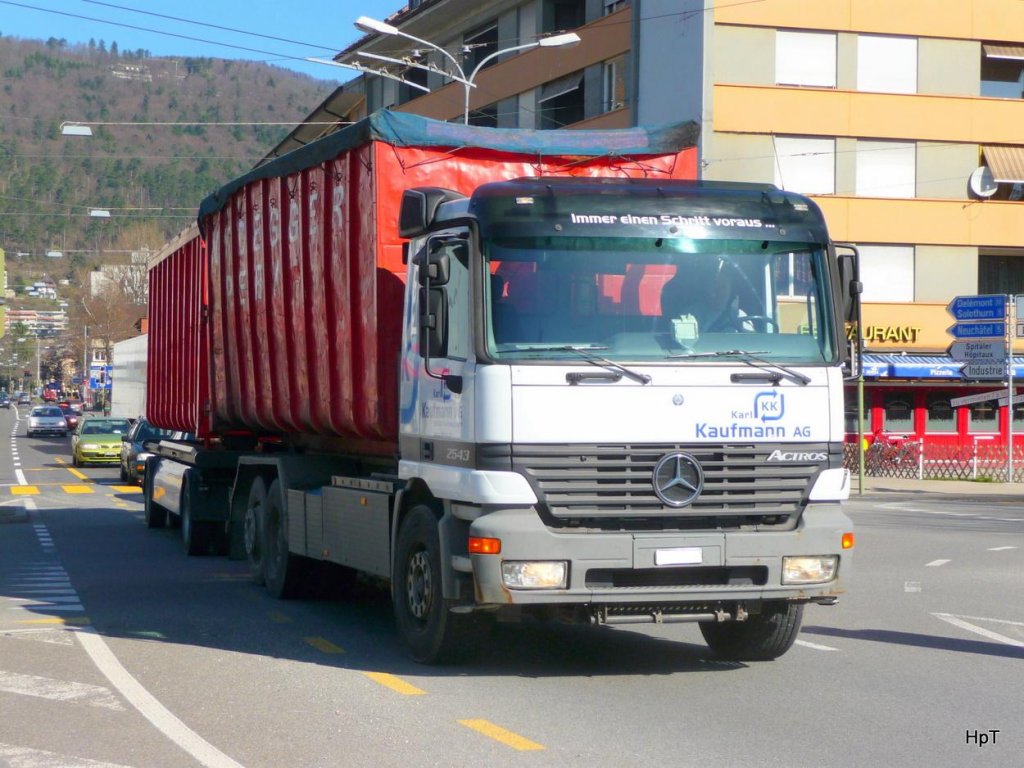 Mercedes Actros Absetzkipper unterwegs in Nidau am 06.04.2010