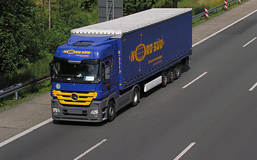 ..Mercedes Actros, hier der Mp3 Megaspace,  der Unternehmungsgruppe NORD-SD in Richtung Frankfurt unterwegs ...29.6.10