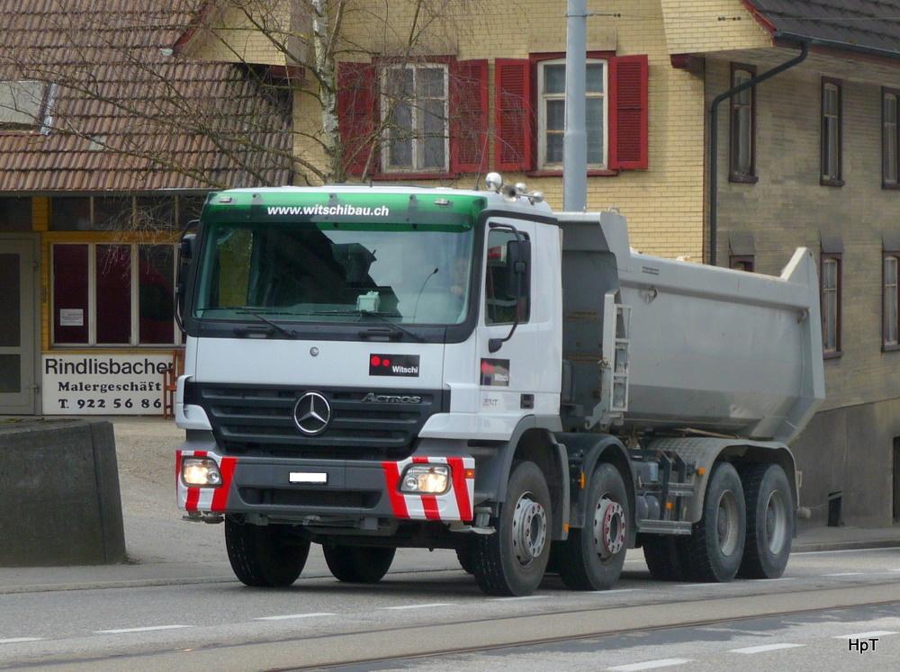 Mercedes Actros Kipper unterwegs in Aarwangen am 25.03.2010