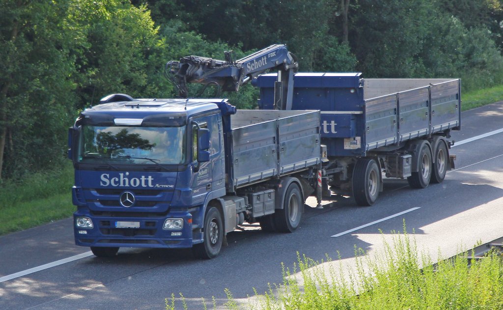 Mercedes Actros mit Hnger aufgenommen am 13.6.13 auf der A67 bei Gro Gerau.