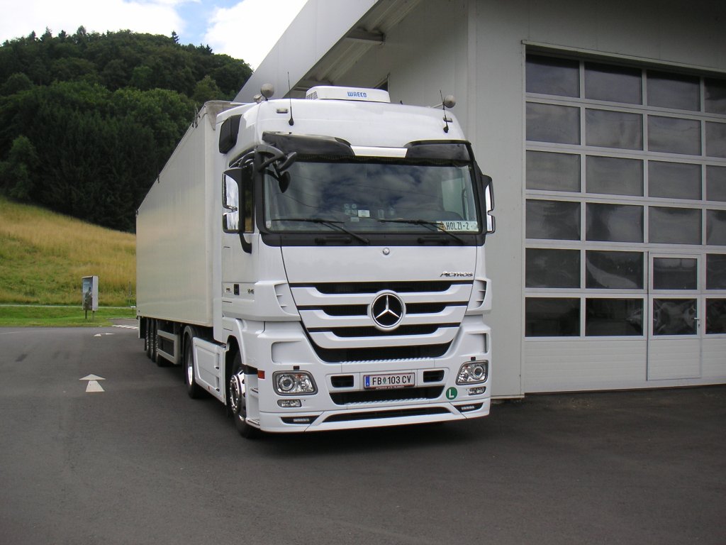 Mercedes Actros MP3 1846 ganz in wei mit einen Schubbodenauflieger in Feldbach am 3.7.2011.