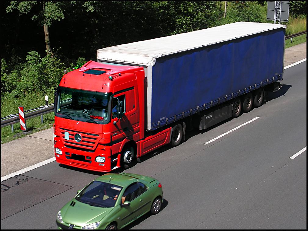 ..Mercedes-Actros in schlichtem rot/blau bei Ldenscheid gesehen..19.7.10
