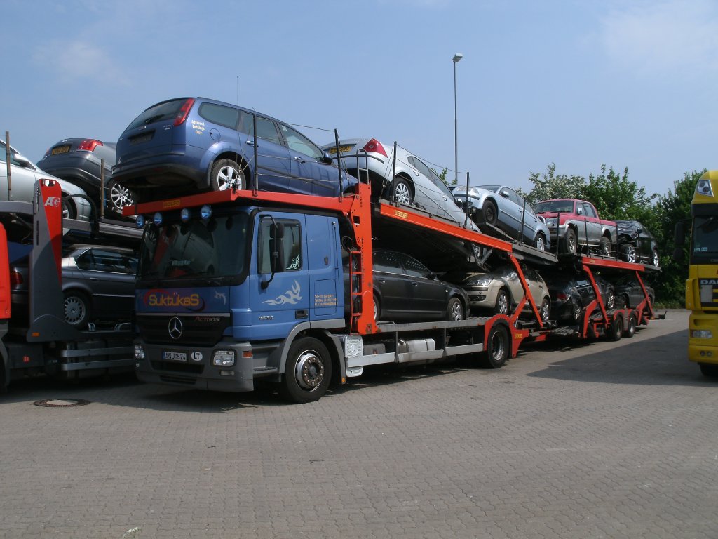 Mercedes-Autotransporter,aus Litauen,am 22.Mai 2011 auf einem Parkplatz bei Bergen/Rgen.