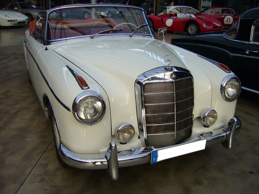 Mercedes Benz 220 S Cabriolet (W180 II). 1955 - 1960. Der 6-Zylinderreihenmotor mit 2.195 cm leistet 100 bzw. 106 PS. Ein solches Cabriolet kostete bei seiner Markteinfhrung DM 21.500,00. Classic Remise am 01.11.2011.
