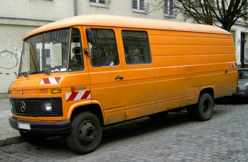 Mercedes-Benz 608 D in der Langversion, gesehen 06/2008 in Berlin.