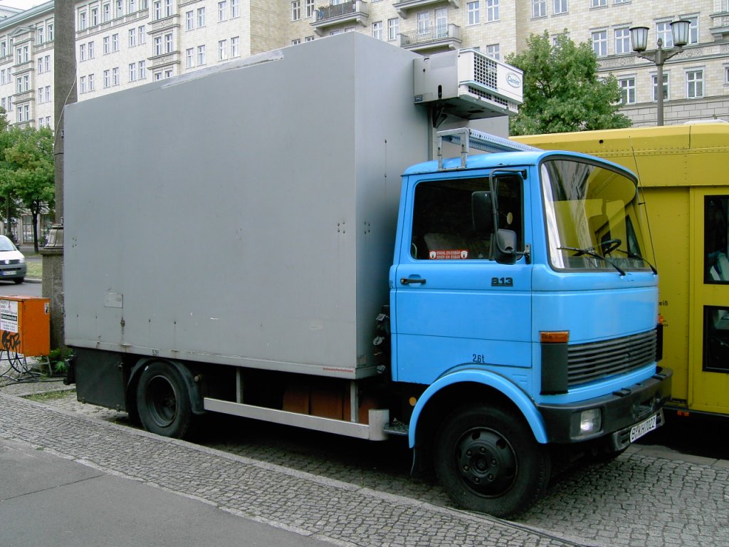 Mercedes-Benz 813 mit Khlkoffer, gesehen in Berlin 08/2009.