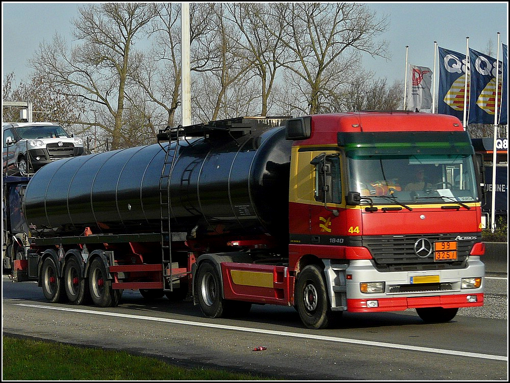 Mercedes-Benz Actros 1840 mit Tankauflieger aufgenommen am 11.03.2011.