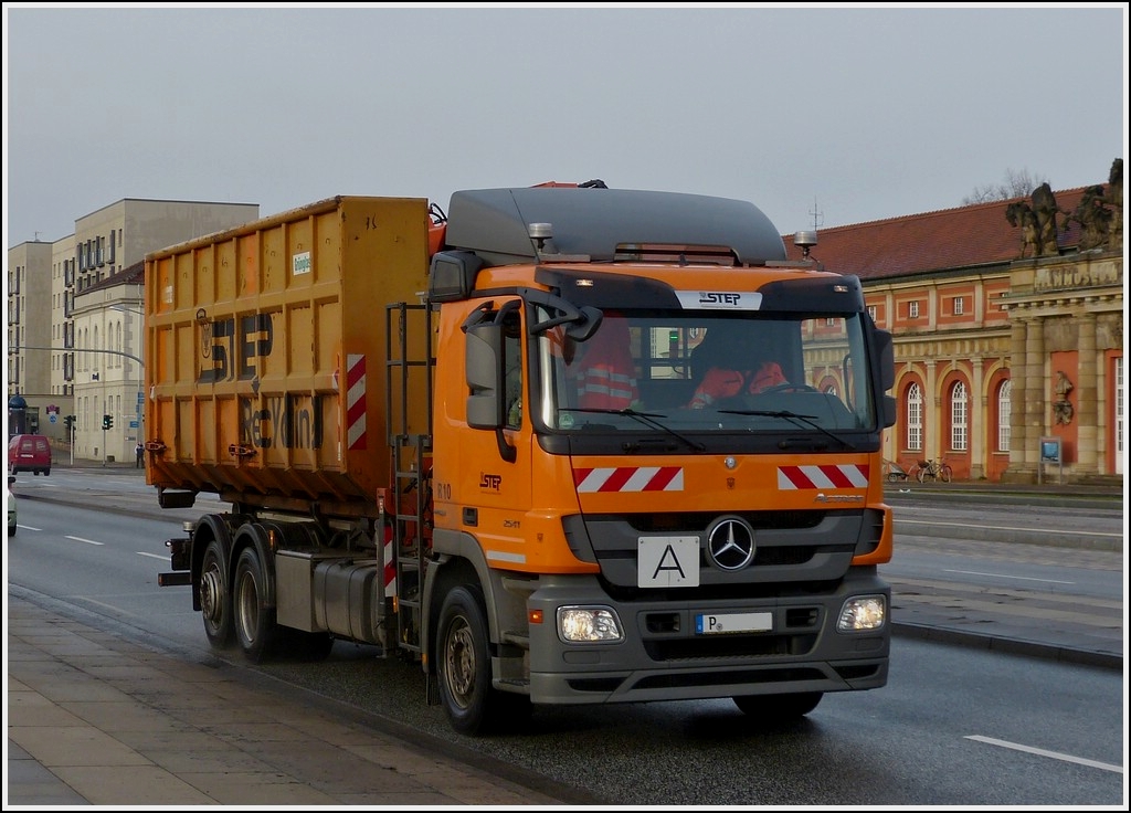 Mercedes Benz Actros 2541 unterwegs in den Straen von Potsdam am 24.12.2012.