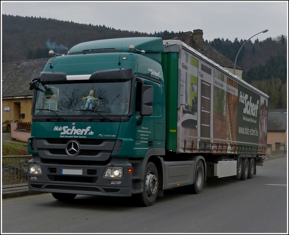 Mercedes Benz Actros hat seine Ladung abgeliefert und ist wieder auf dem Heimweg.  08.03.2013