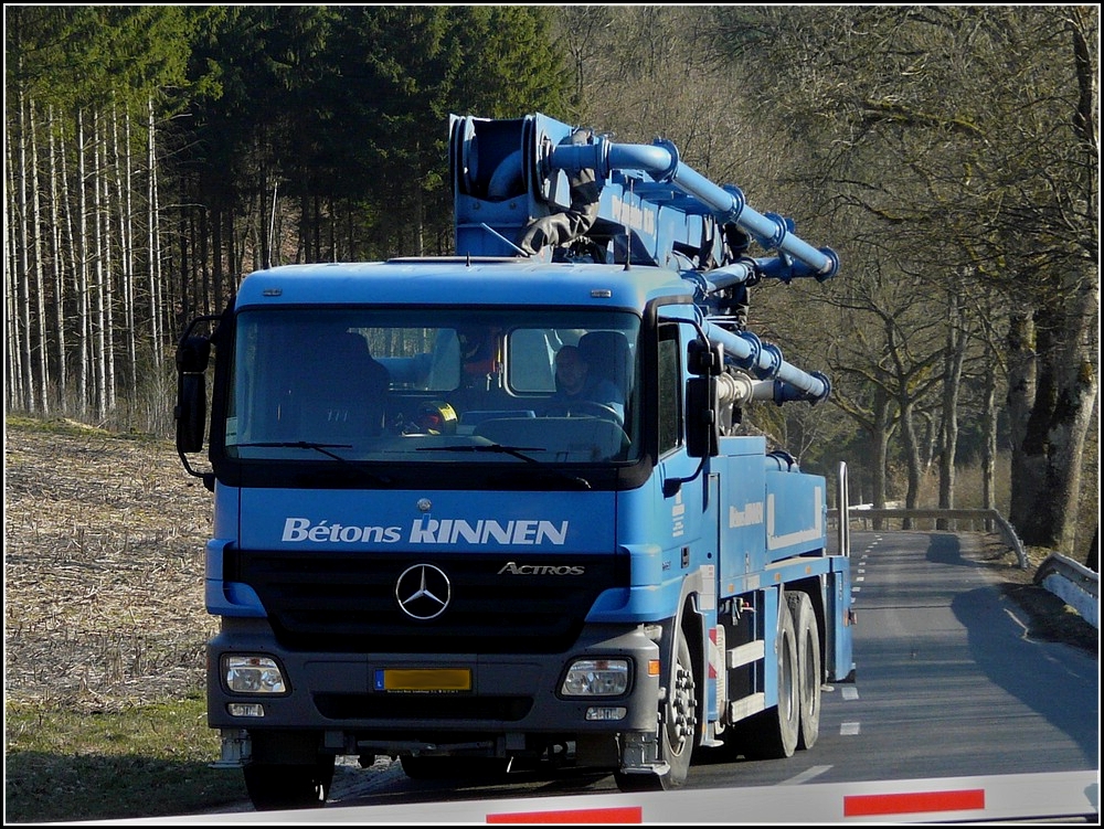 Mercedes-Benz Actros, mit Betonverteilerpumpenaufsatz, auf dem Heimweg von einer Baustelle bei Enscherange am 04.03.2011.