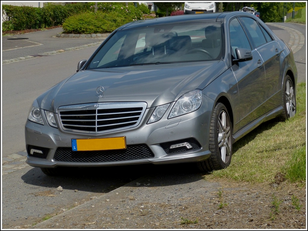 Mercedes Benz E 350 CDI, war am 02.07.2013 am Straenrand abgestellt.