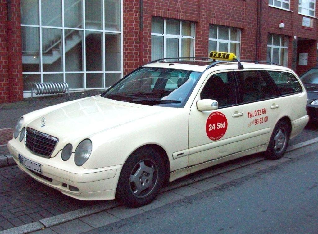 MERCEDES BENZ E-Klasse W210 T-Modell als Taxi in Herten am 30/07/2010