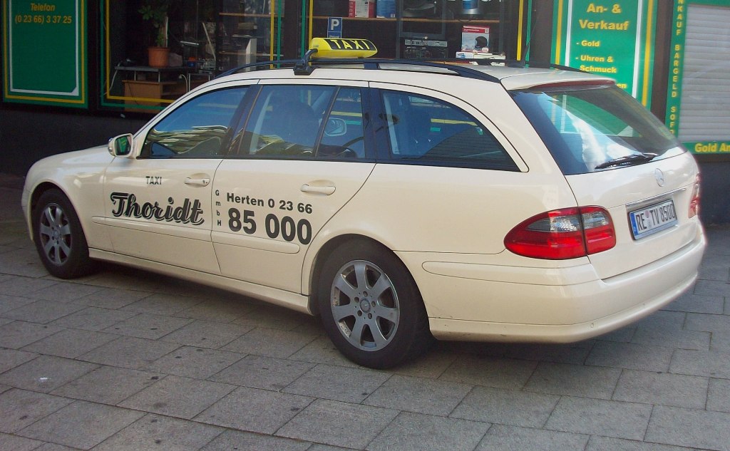 MERCEDES BENZ E-Klasse W210 T-Modell als Taxi in Herten am 05/09/2010
