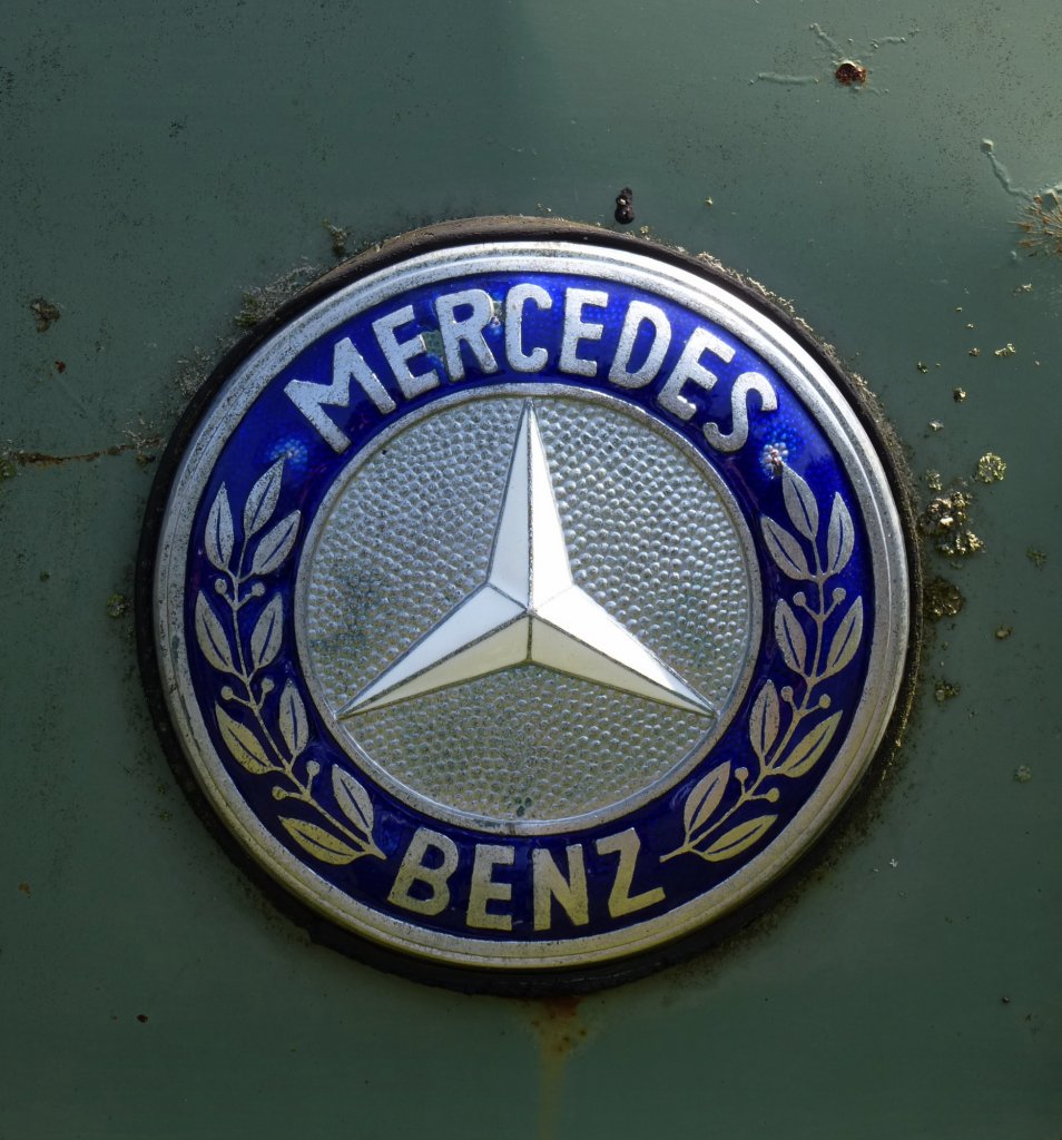 Mercedes-Benz-Emblem auf dem Khler eines Rundhauber-LKW's, Juli 2013