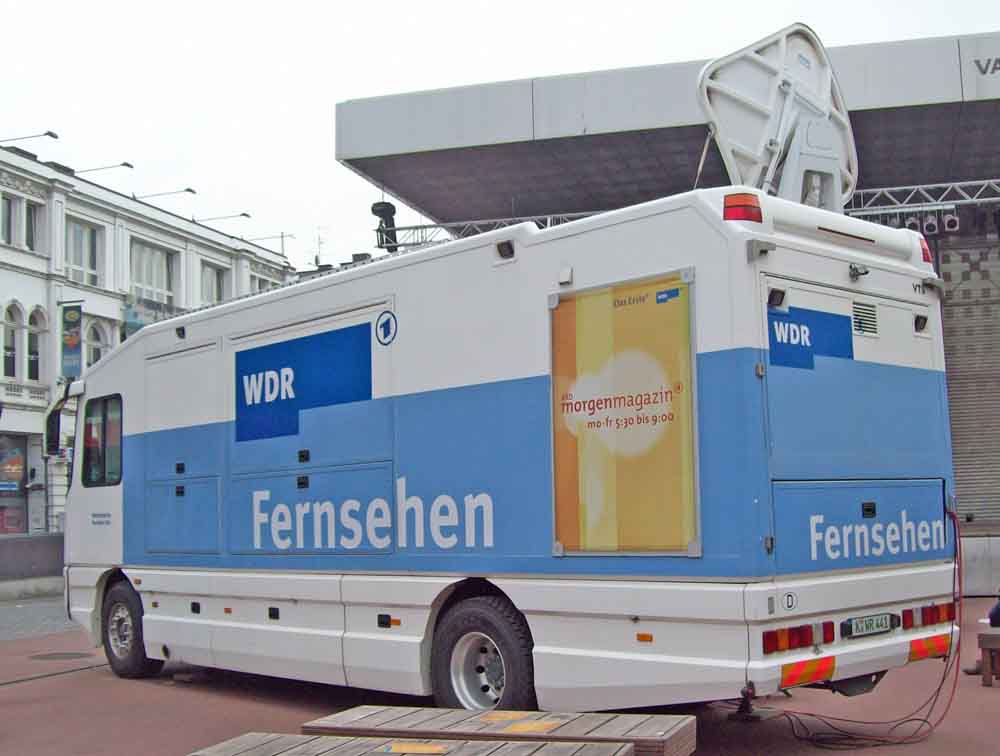 Mercedes Benz, Fernsehbertragungswagen des WDR Kln im Einsatz auf der Reeperbahn am 14. August 2008 in Hamburg. Die Crew sendete live frs ARD Morgenmagazin. (C) Matthias Rhe 

