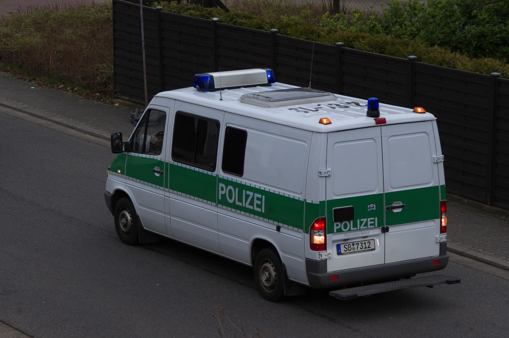 Mercedes Benz Kastenwagen der saarlndischen Polizei bie der Absicherung eines Schwertransports in berherrn-Felsberg. 24.11.2012
