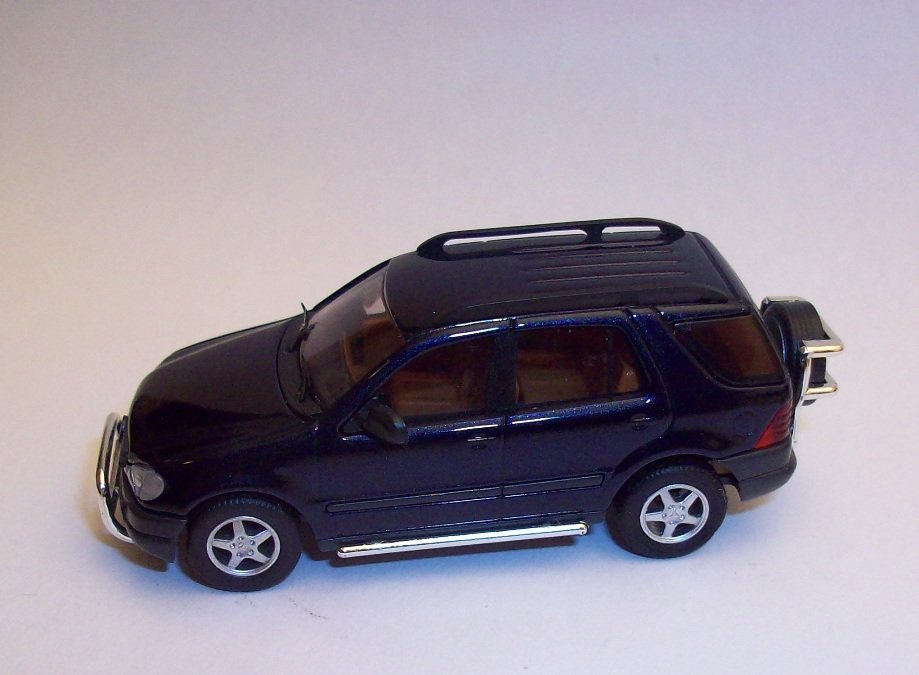 Mercedes Benz ML 350 Blau metalic  Miniatur Ausgabe von Busch 1:87
mit sehr feinen Details u.a Chrom Ramschutz