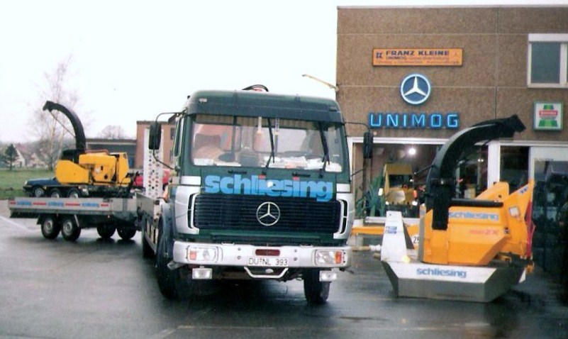 MERCEDES-BENZ NG1619 Bj.1981.Zwei neue Schliesing Holzzerkleinerer fr unseren damaligen Hndler (1995)in Bielefeld Altenhagen.Die beiden Maschinen wurden mit eigenem Atlas Autokran abgesetzt.