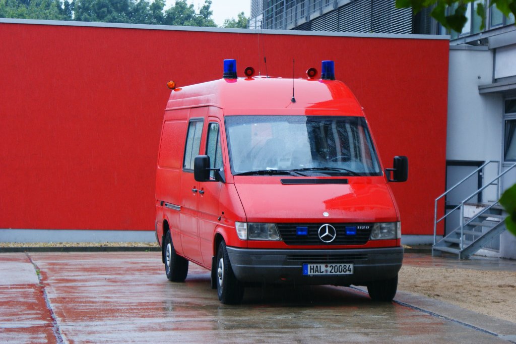 Mercedes-Benz Sprinter 312d (HAL-20084) der Berufsfeuerwehr Halle (Saale). Das Kleineinsatzfahrzeug (KEF) ist auf der Sdwache stationiert (Funkrufnummer 02/73-03). Aufgenommen am 12.08.2010.
