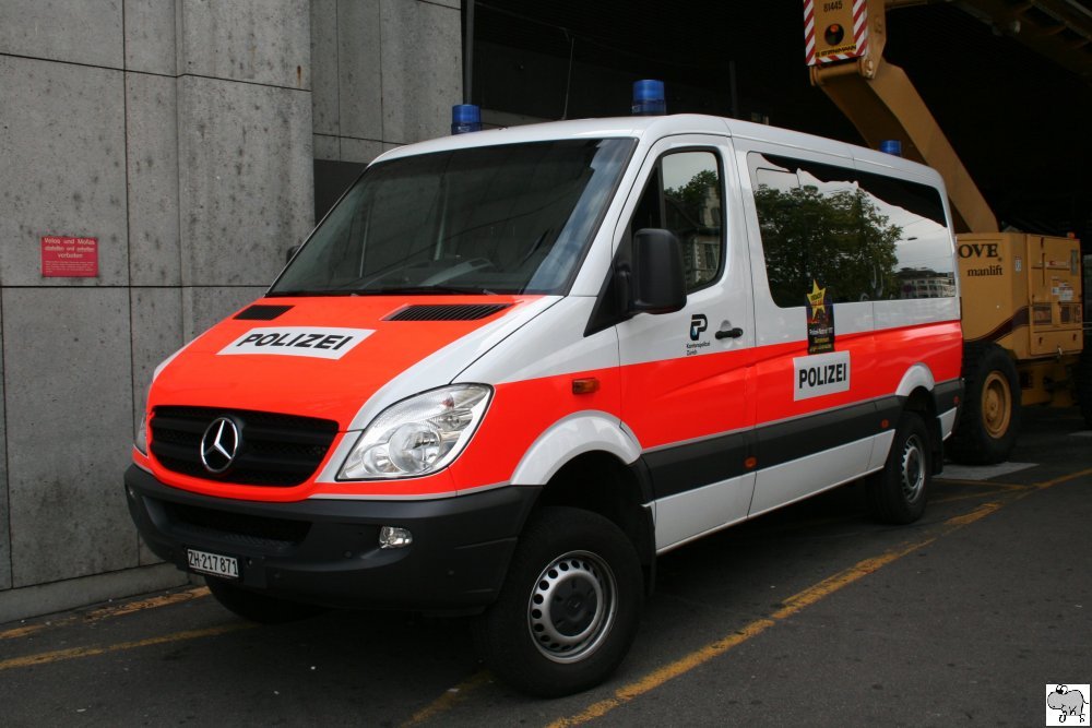 Mercedes Benz Sprinter der Kantonspolizei Zrich. Aufgenommen am 9. Oktober 2009.