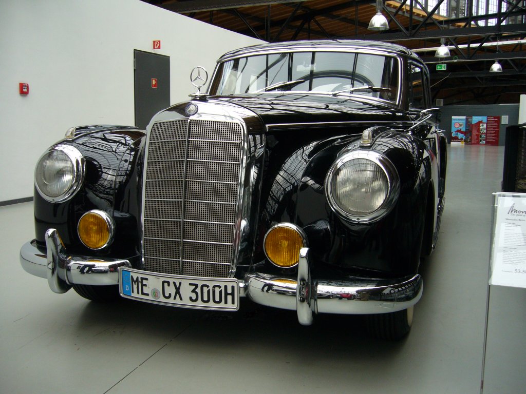 Mercedes Benz Typ 300b (W 186 III). Der Typ 300 wurde von 1951-1962 in insgesamt 4 Serien produziert. Hier wird ein 300b gezeigt. Der 300b wurde nur 1954-1955 produziert. So ein Auto kostete 1954 DM 22.000,00 in Grundausstattung. Meilenwerk Dsseldorf.